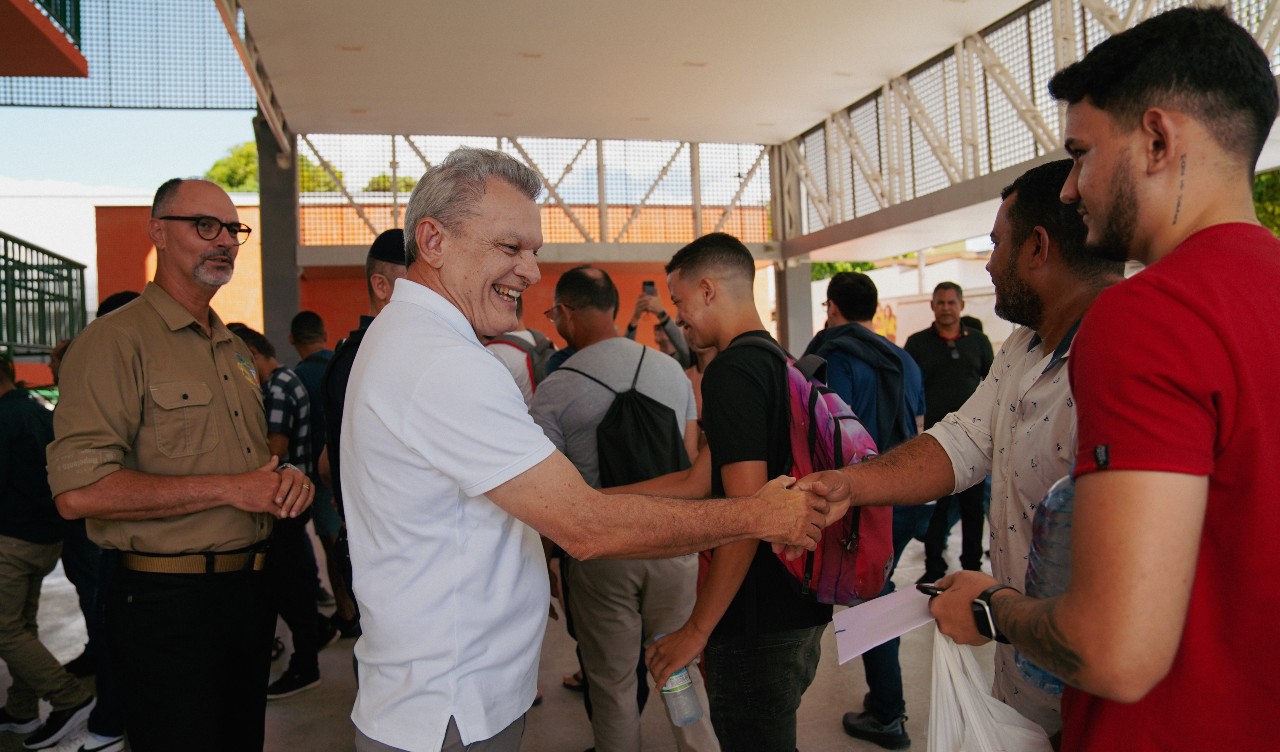 prefeito cumprimenta pessoas